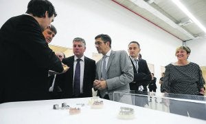 Iturbe, López y Ayerza, ayer en la inauguración, observando las dentaduras de Createch . ::
MORQUECHO/