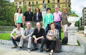 Junto al busto de Aita Donostia. Organizadores y participantes del festival musical. ::
USOZ/