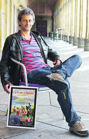 Josean Olabe sujeta la portada de su cómic. :: GUILLERMO RIVAS/