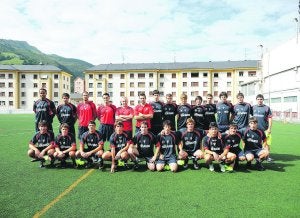 Adiós. El Eibar B, segundo equipo del club armero, no estará en competición la próxima temporada. ::
MORQUECHO/