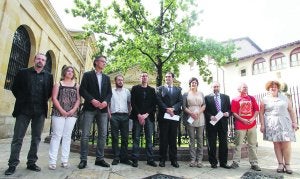 Diputados y senadores de Amaiur organizaron un acto de respaldo a «todas las víctimas» junto al árbol de Gernika. ::
TELEPRESS/