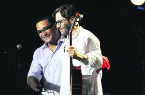 Dúo instrumental. El guitarrista Al Di-Meola y el pianista Gonzalo Rubalcaba, en el festival francés de Marciac. :: FREDERIC-THALY/