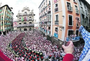 Orden y concierto. Tras el lanzamiento del chupinazo, la plaza consistorial de Pamplona presentaba, vista de lejos, este ordenado aspecto. :: EFE/