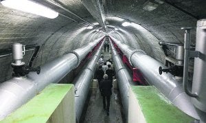 Laberinto. Concejales y técnicos del Alto Deba descubrieron ayer las instalaciones ocultas del embalse atxabaltarra. :: GOÑI/