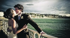 Amor de verano. Los californianos Michelle y Brett, que se conocieron en Donostia, posan en La Concha el día de su boda. :: JOHN SCHNACK PHOTOGRAPHY/