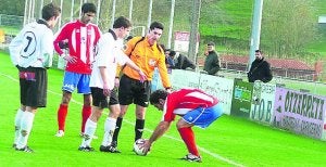 J. Agirre preparando el balón para sacar una falta en Zarautz./