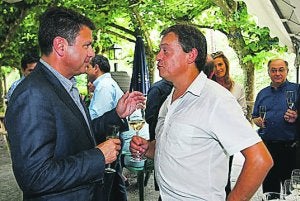El alcalde de Irun, José Antonio Santano, junto a Iñaki Hernández. :: FOTOS: UNCITI/