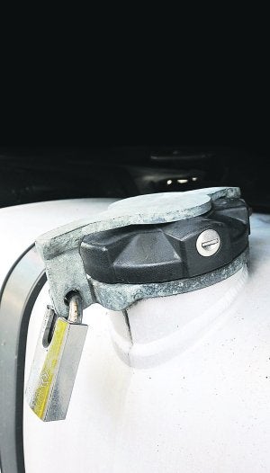 Tapón de un depósito protegido con un candado. :: UNANUE/