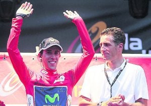 El getxotarra Castroviejo, con el rojo de líder junto a Indurain. :: EFE/