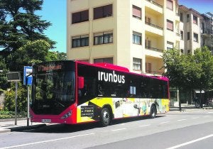 Espera. Un utobús urbano de la línea Zaisa-Hospital, en la parada de la avenida de Navarra. ::
F. DE LA
HERA/