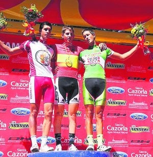 El podio de la prueba, con Azkarate a la derecha del vencedor./