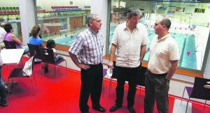 Azken Portu. Xabier Zuazu, Pedro Alegre e Iñigo Zumeaga presentaron la oferta de cursos de los polideportivos. :: F. DE LA HERA/