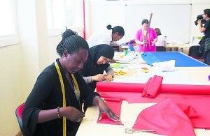 Costura y confección. Estudiantes en una de las aulas del centro AP Mendibil. ::
F. DE LA HERA/