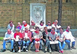 Dibujantes. Los organizadores locales en un grupo que participó en un encuentro de dibujo en Iruña./