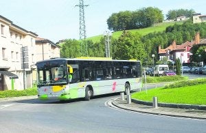 Larreaundi. Un autobús de la línea Irun-Hondarribia, que sigue sin llegar hasta San Juan. :: F. DE LA HERA/