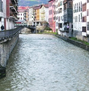 Autodepuración. El Urola, uno de los que peor calidad de agua tienen, a su paso por Azkoitia. :: SUDUPE/