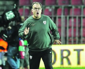 Órdenes. Bielsa da instrucciones a sus jugadores en un partido del Athletic. :: EFE/