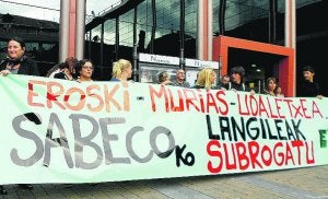 Protesta. Trabajadoras de Sabeco el pasado martes. ::
ARIZMENDI/