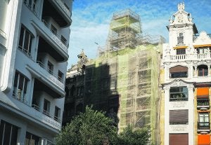 Fachada de un edificio que está siendo rehabilitado en el paseo Colón de Gros. ::
USOZ/
