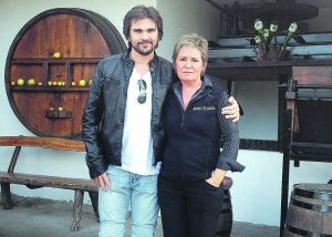 Caserío del barrio de Iturrioz. Juanes, con Miren Lourdes, que hoy regenta la sidrería Aristizabal./
