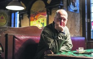 Ficción. Juan Velázquez se desplaza al final de los años 70 y principios de los 80 en su tercer libro, 'Algo que nunca debió pasar'. :: USOZ/