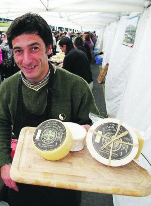 Protagonista. Ramón Lizeaga con sus quesos de antaño. ::
DE LA HERA/