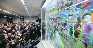 Expectación. Nada más descubrirse el mural, los asistentes comenzaron a identificar a los retratados, muchos de ellos presentes en el acto de ayer. ::
FÉLIX MORQUECHO/