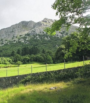 Monte Udalaitz, en cuya falda se sitúa la cueva. :: IBARGUTXI/