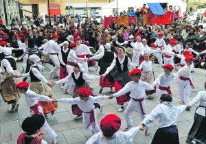 Urki. Dantzaris del grupo local durante una actuación en fiestas de Santa Krutz. ::
UNANUE/