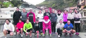 San Silvestre en buen ambiente. Un total de 17 soraluzetarras participaron en la San Silvestre. Completaron un recorrido de cuatro kilómetros y hubo quien lo hizo disfrazado. ::
ISASTI/