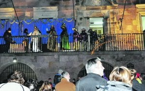 ELIZONDO. A su paso por Elizondo, Melchor, Gaspar y Baltasar acudieron al Belén Viviente y saludaron a los vecinos desde el balcón de la casa consistorial. ::
Z.I./