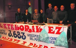 Miembros de la plataforma. Ayer, rodeados de las bolsas que invitan a poner en los balcones. ::
LIMIA/