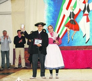 Txapeldunak. Joritz Galarraga y Laura Olaizola muestran sus trofeos./