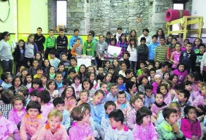 La totalidad del alumnado posó tras efectuarse el sorteo solidario. ::
GORRITIBEREA/