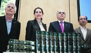 Sarasola, Tejeria, Urrutia y Freire, en la presentación de ayer. ::
PARLAMENTO VASCO/