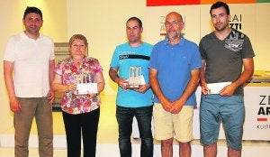 Premios. Mikel Serrano, la madre de Gonzalo Iza, Oliver Pérez, Iñaki Etxenagusia e Iker Gutiérrez. ::
ARESTI/