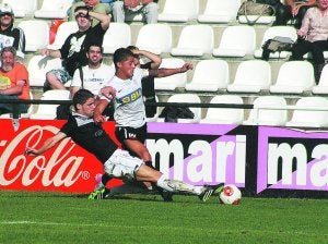 Hugo, en un lance del partido del domingo en Gal contra el Conquense. ::
F. PORTU/