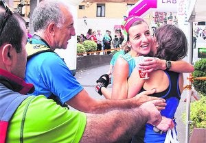 Alegría. Abrazos en meta tras un trabajo duro realizado./