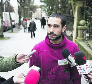 En discusión. Mitxelena dio cuenta de la Comisión de Calles en la Avenida de Navarra, uno de los nombres que se debatió. ::
F. DE LA HERA/