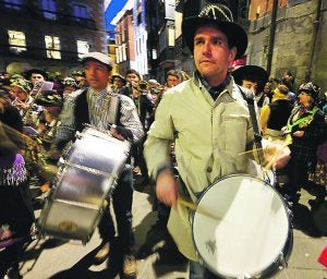 De los caldereros al concierto. Y tras la comparsa de caldereros de ayer, hoy, a las 12.15, la cita está en la plaza Verdura con el concierto de las Bandas./