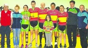Guillermo Prieto, rodeado de compañeros y técnicos./