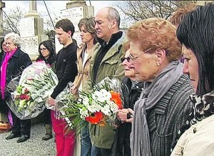 Los familiares de los fusilados, en el Ayuntamiento, y en el cementerio, acompañados por Garitano y Bidasoro. ::
EITB/
