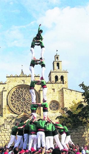 Castells. Los castellers de San Cugat con una torre de seis alturas./