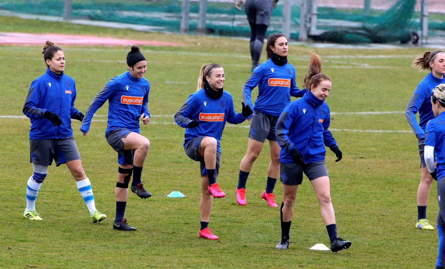 Las jugadoras de la Real se preparan para la final de la Supercopa femenina ante el Barcelona.