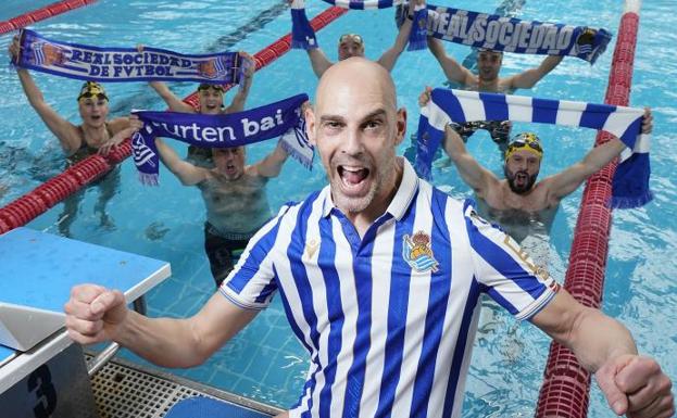 Richard Oribe empuja al equipo, junto a sus compañeros de entrenamiento, desde la piscina Paco Yoldi de San Sebastián en la que ha dado forma a su extenso y brillante palmarés. 