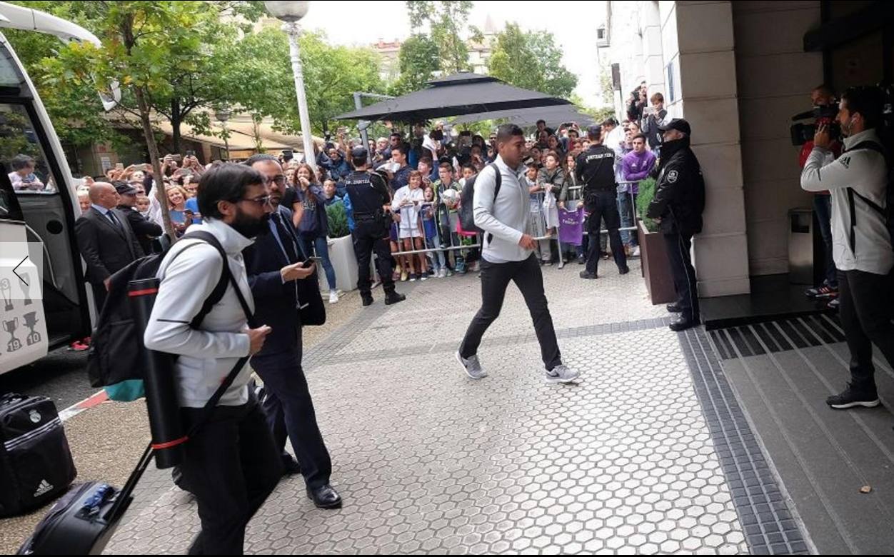 Casemiro, a asu llegada al hotel en un enfrentamiento previo a la Real Sociedad. /J. M. López