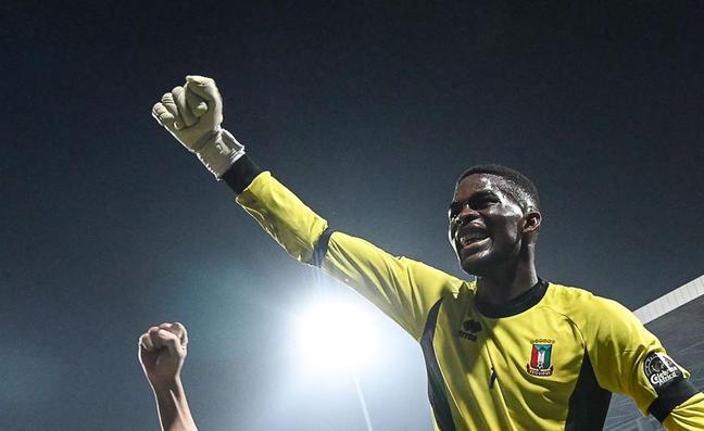 uJesús Owono sonríe y levanta el puño festejando el pase a cuartos con Guinea Ecuatorial el miércoles./AFP