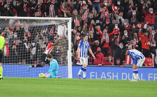 Wiliams celebra el tercer gol de la noche ante unos abatidos jugadores de la Real Sociedad.