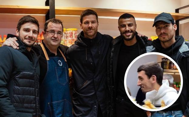 Portu, Xabi Alonso, Rafinha y Silva con el cocinero Jhonny Porto, en la inauguración de la tienda de este a la que acudió Mikel Oyarzabal./Menaki Gourmet Instagram