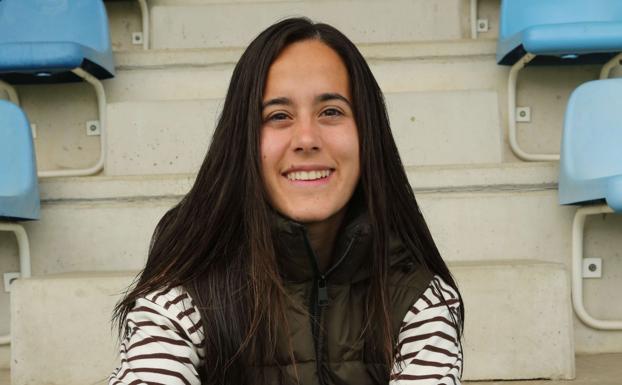 Nuria Rábano posa sonriente en las gradas de Zubieta. / MICHELENA
